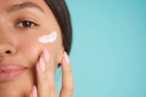 Crema sul viso di una donna